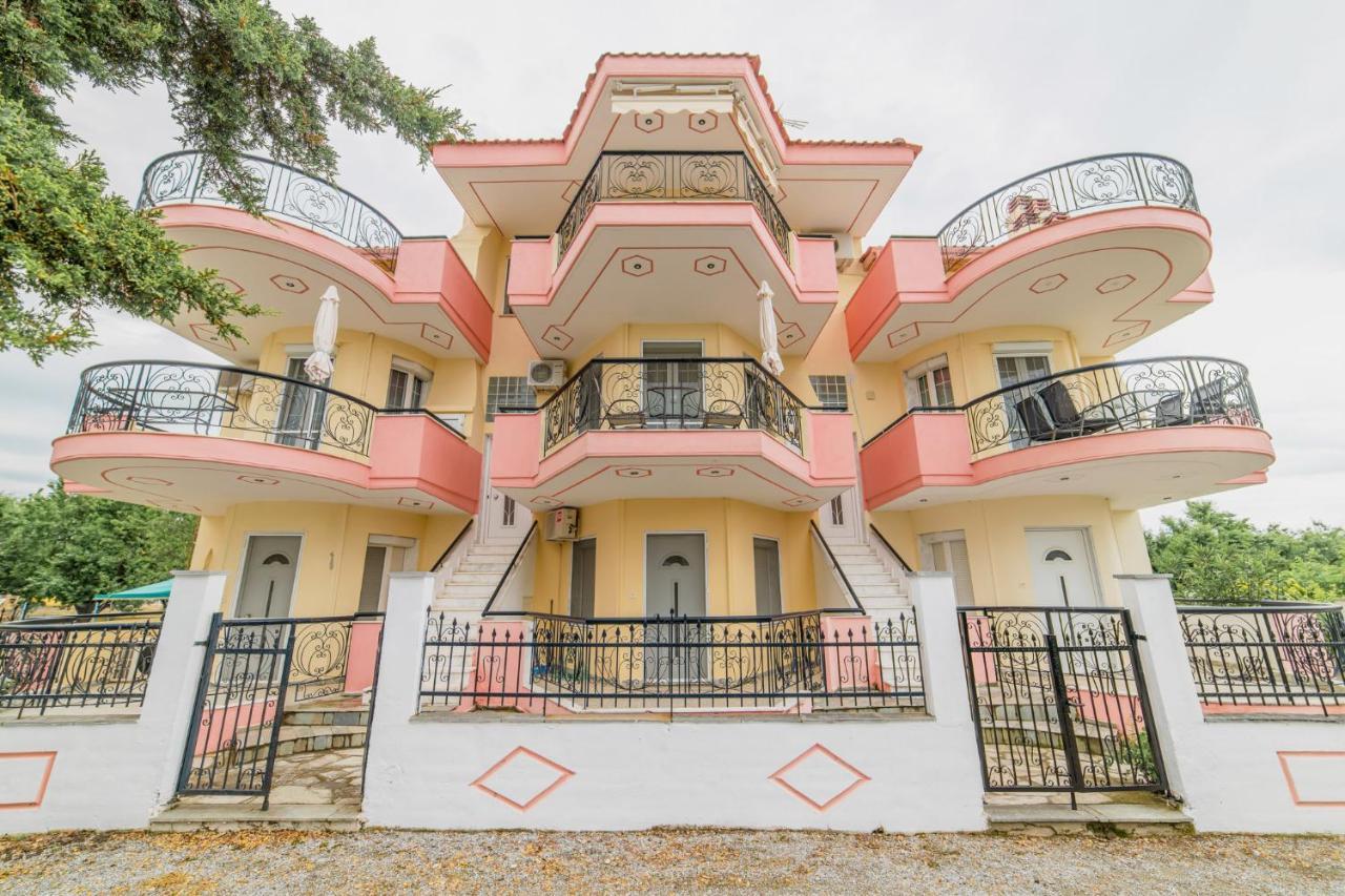 Family Resort 2 Ofrinion Bagian luar foto